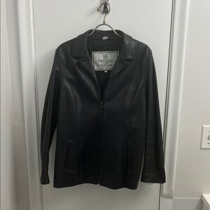 ✨ Women’s Classic Black Leather Jacket — Soft, Chic & Never Worn! ✨